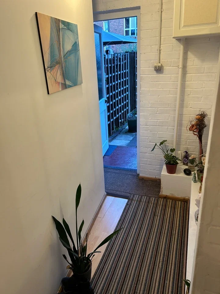 Room Sheldrick Close in Greater London
