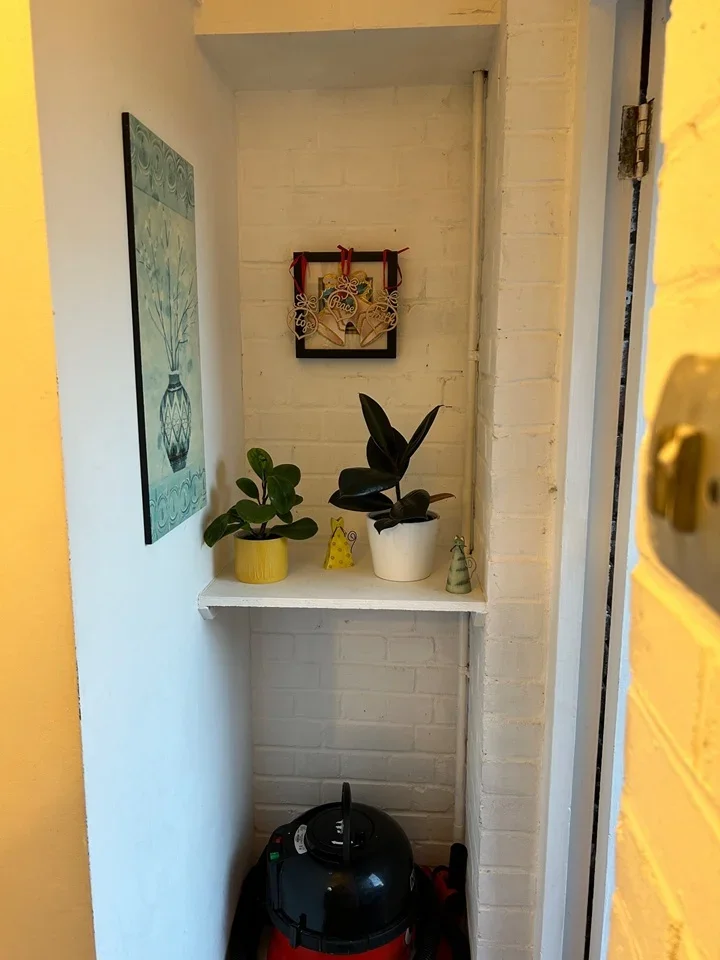Room Sheldrick Close in Greater London