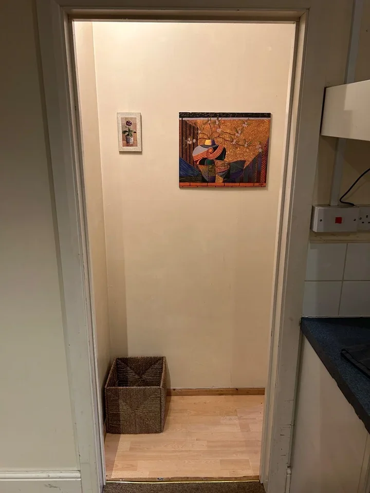 Room Sheldrick Close in Greater London