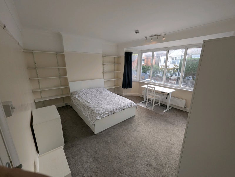 Room Mortlake Road in Greater London
