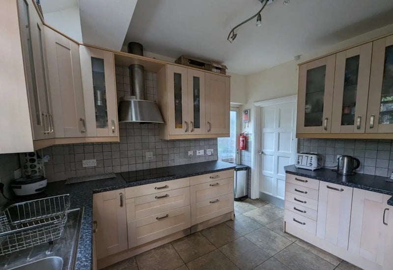 Room Mortlake Road in Greater London