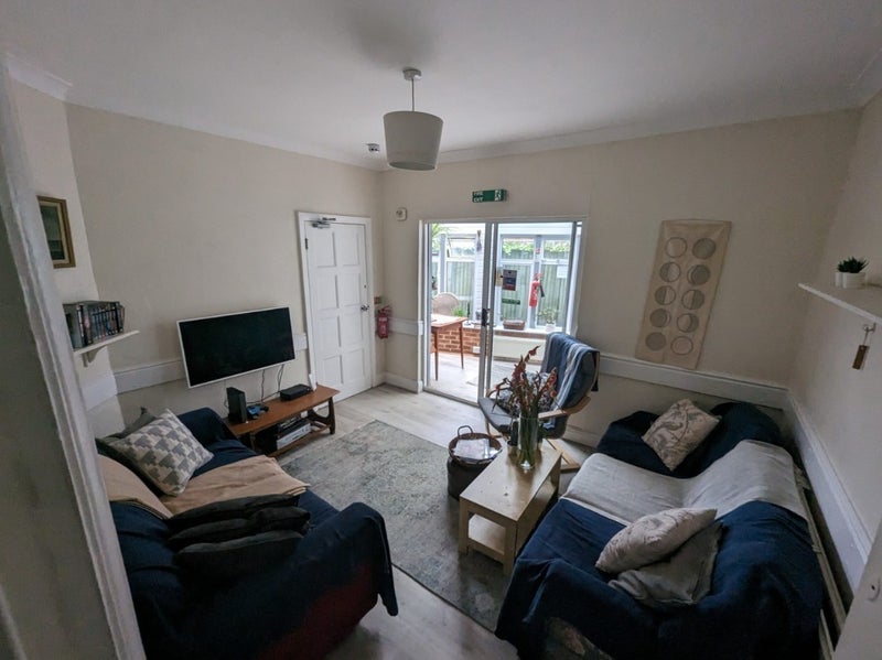 Room Mortlake Road in Greater London
