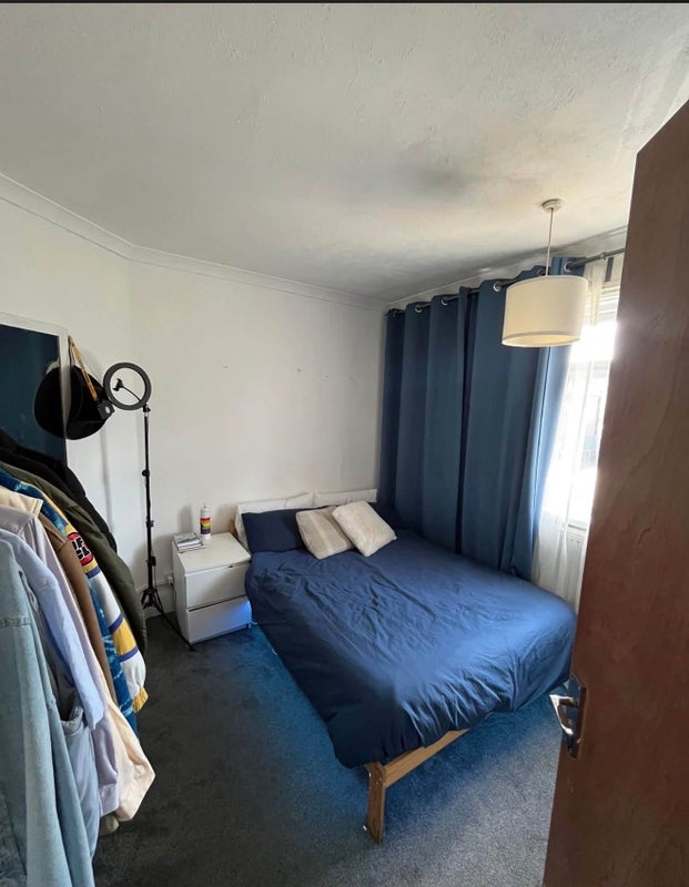 Room Ashfield Road in Greater London