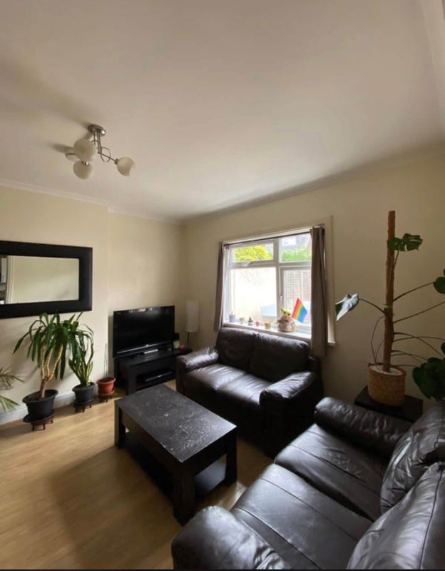 Room Ashfield Road in Greater London