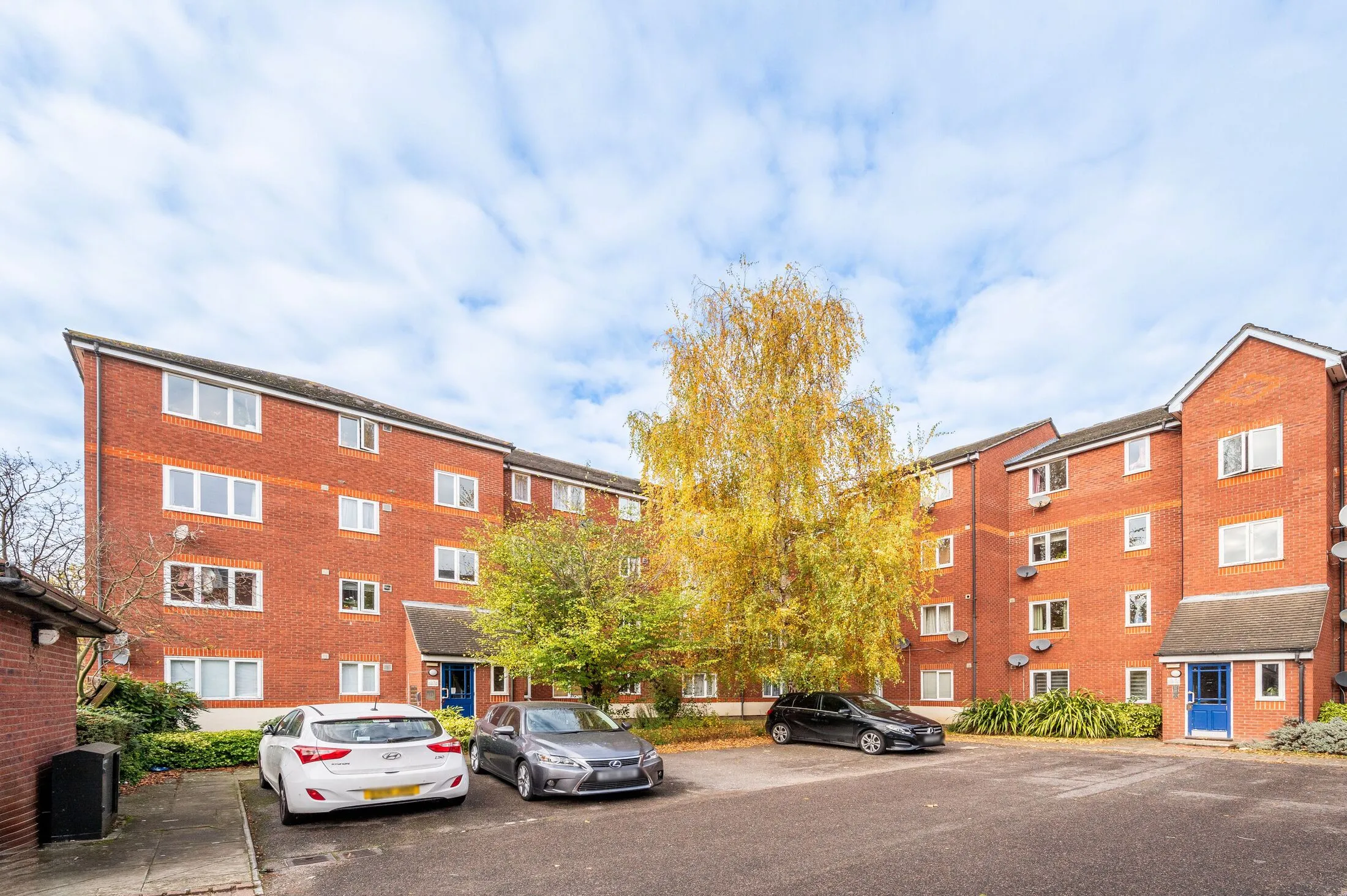 Flat Harlinger Street in Greater London