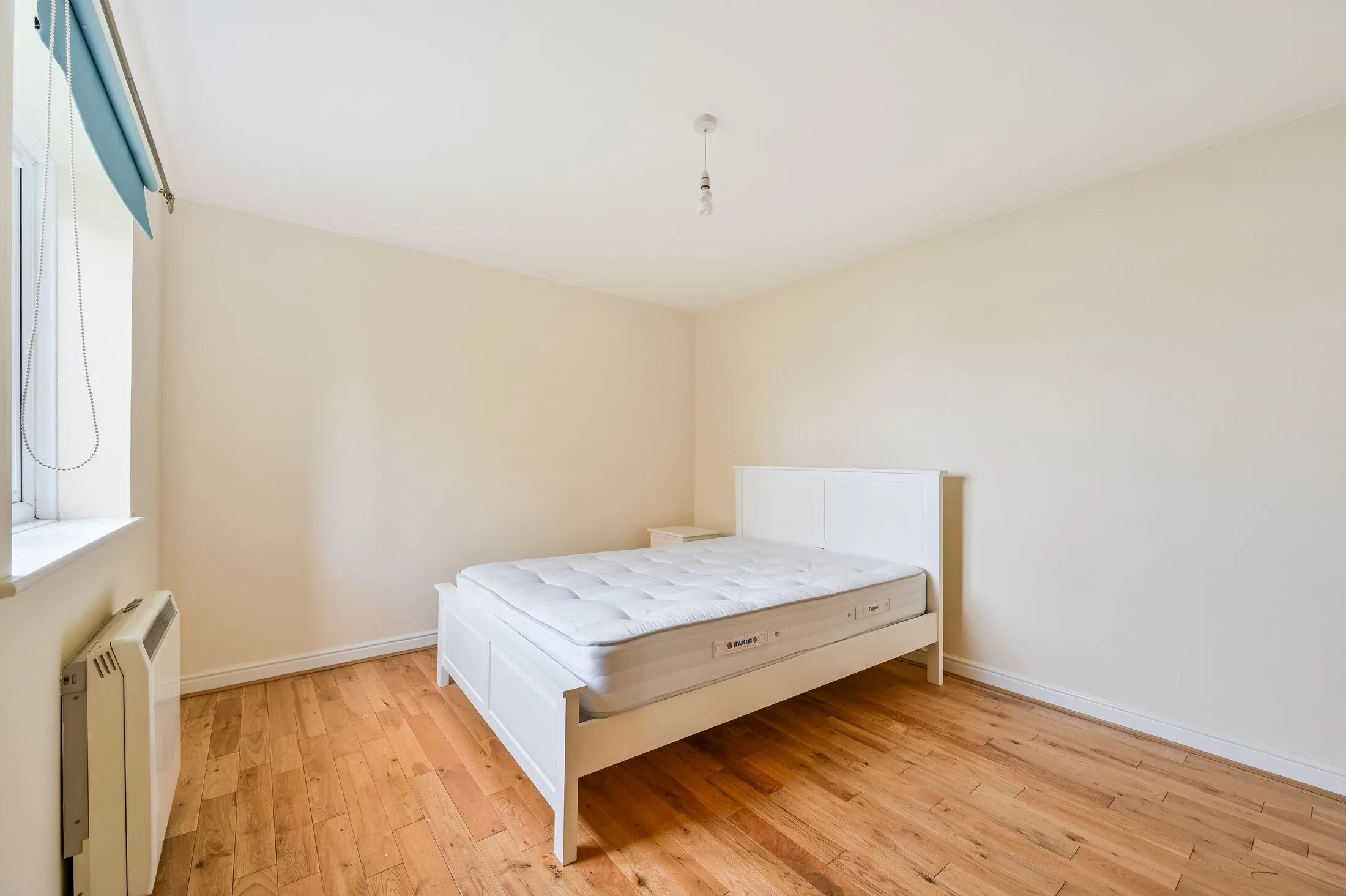 Flat Harlinger Street in Greater London