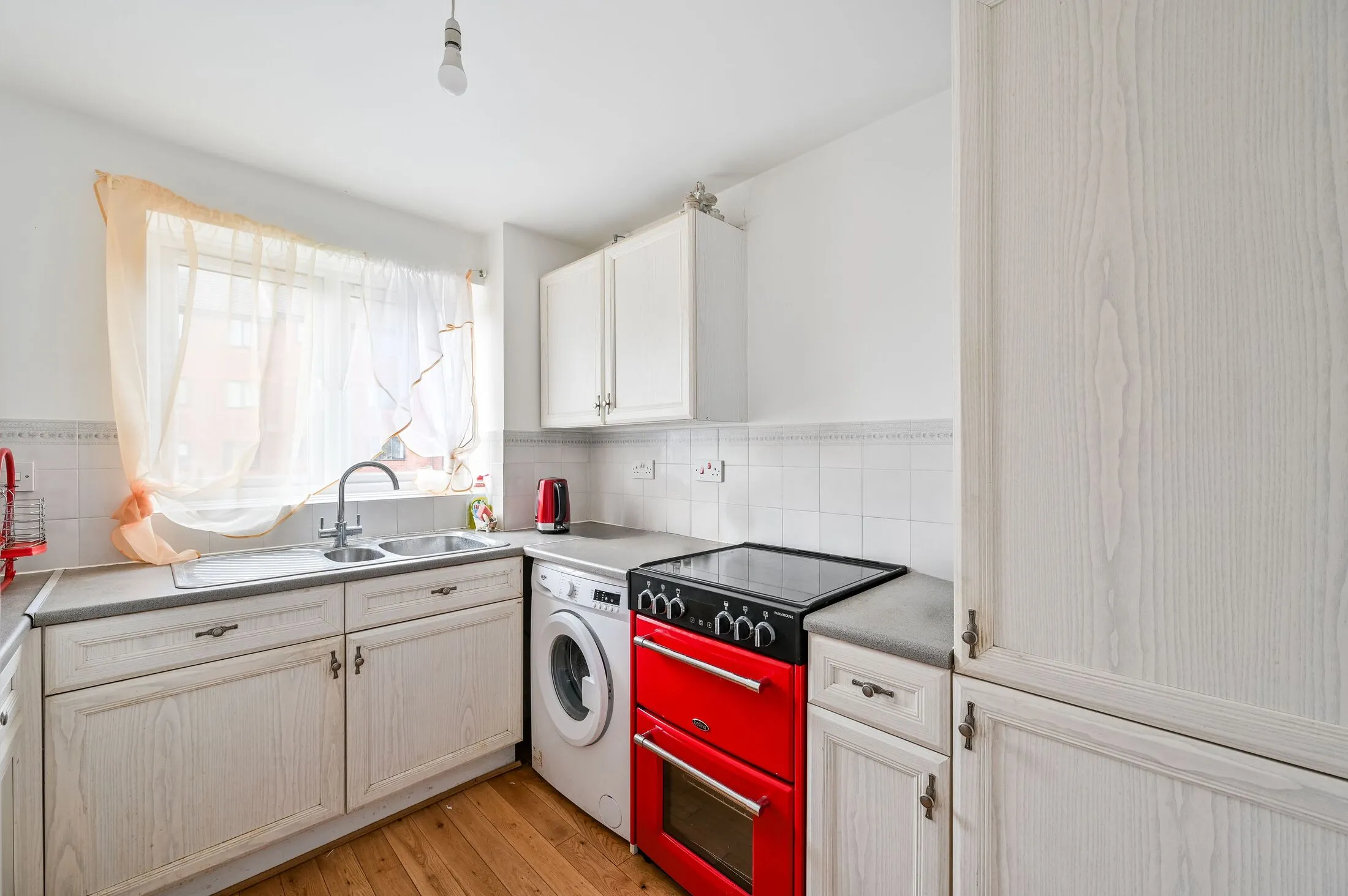 Flat Harlinger Street in Greater London