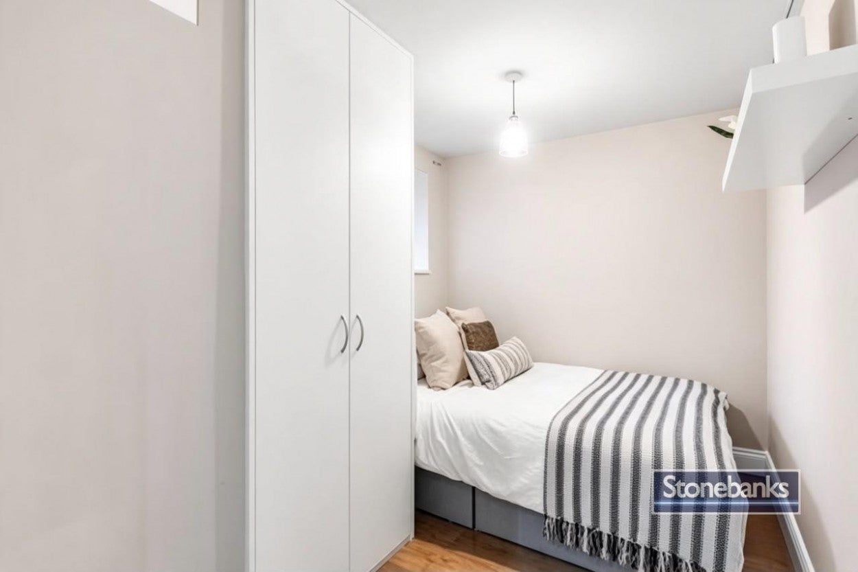 Flat Adelina Grove in Greater London