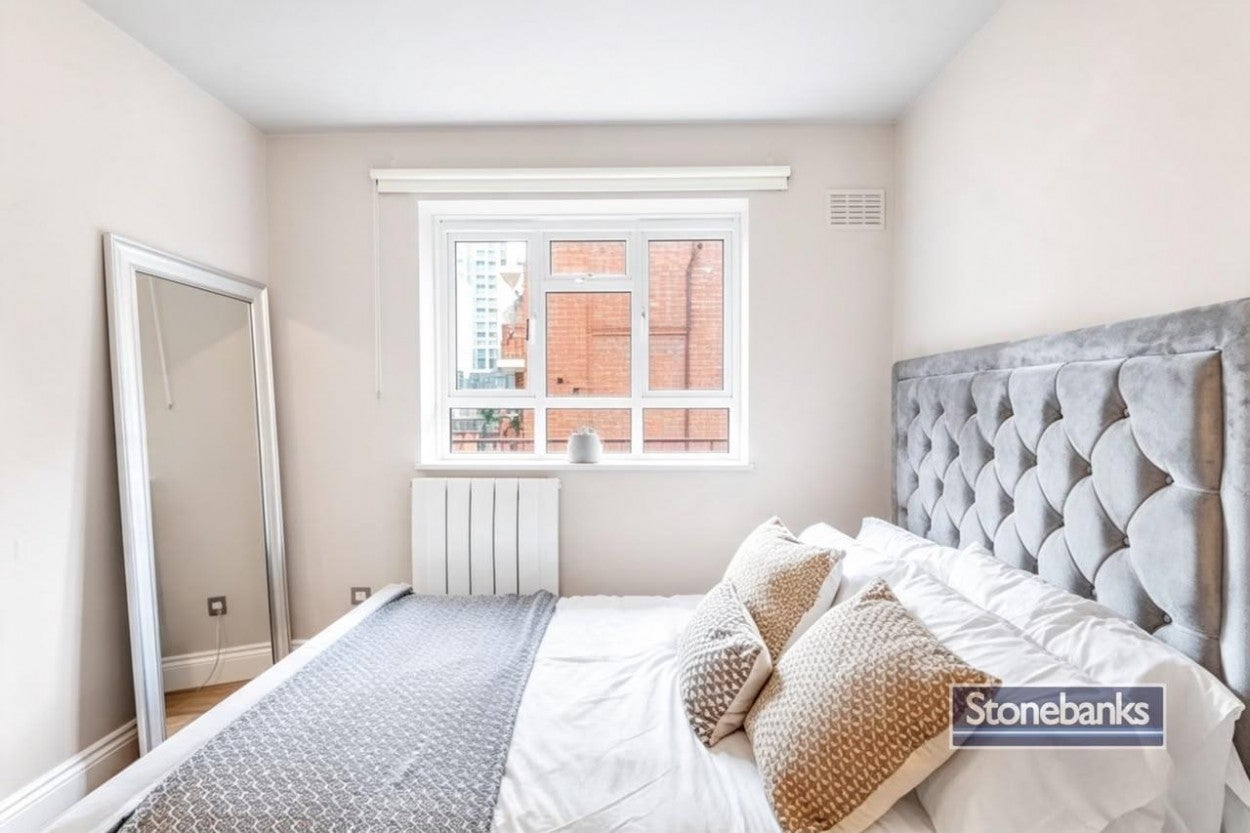 Flat Adelina Grove in Greater London