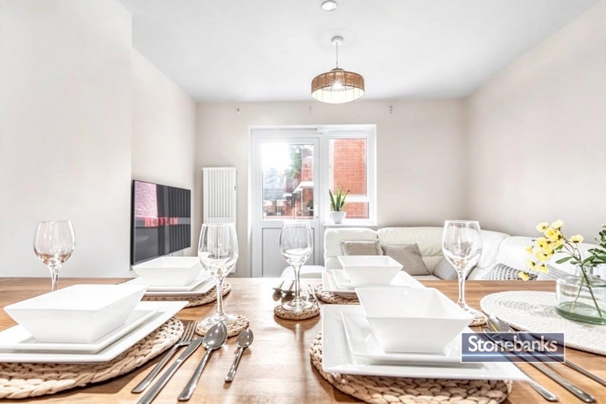 Flat Adelina Grove in Greater London
