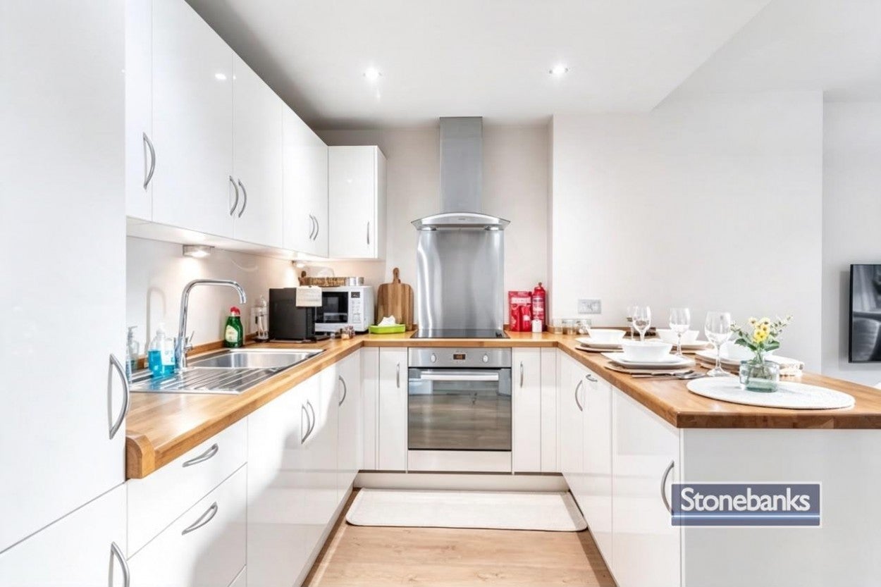 Flat Adelina Grove in Greater London