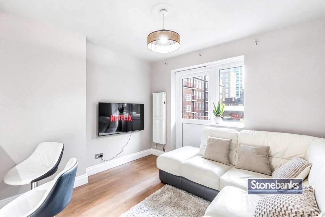 Flat Adelina Grove in Greater London