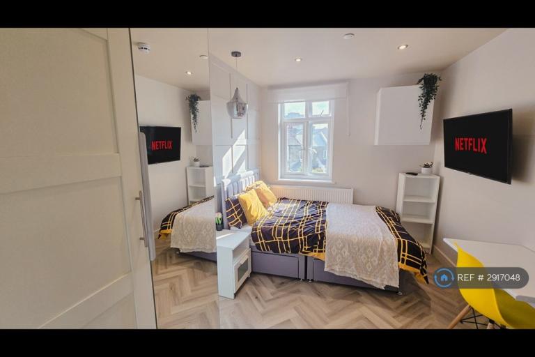 Room Waverley Road in Greater London