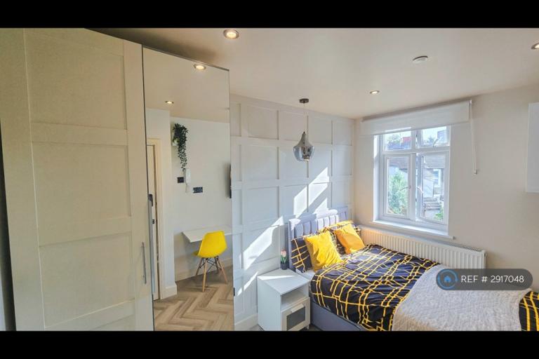 Room Waverley Road in Greater London