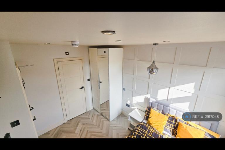 Room Waverley Road in Greater London