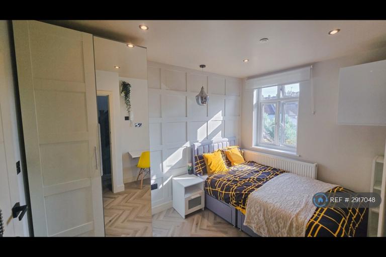 Room Waverley Road in Greater London