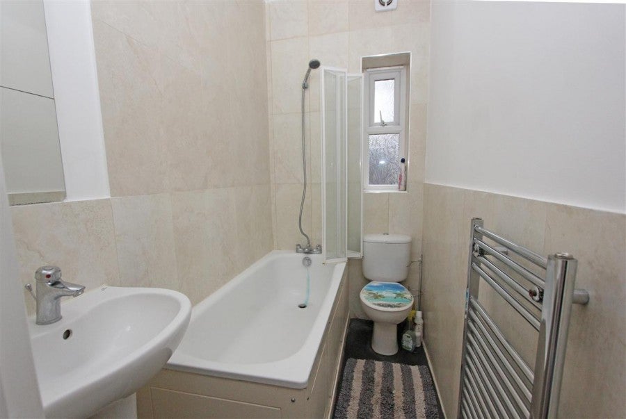 Flat Chatsworth Road in Greater London