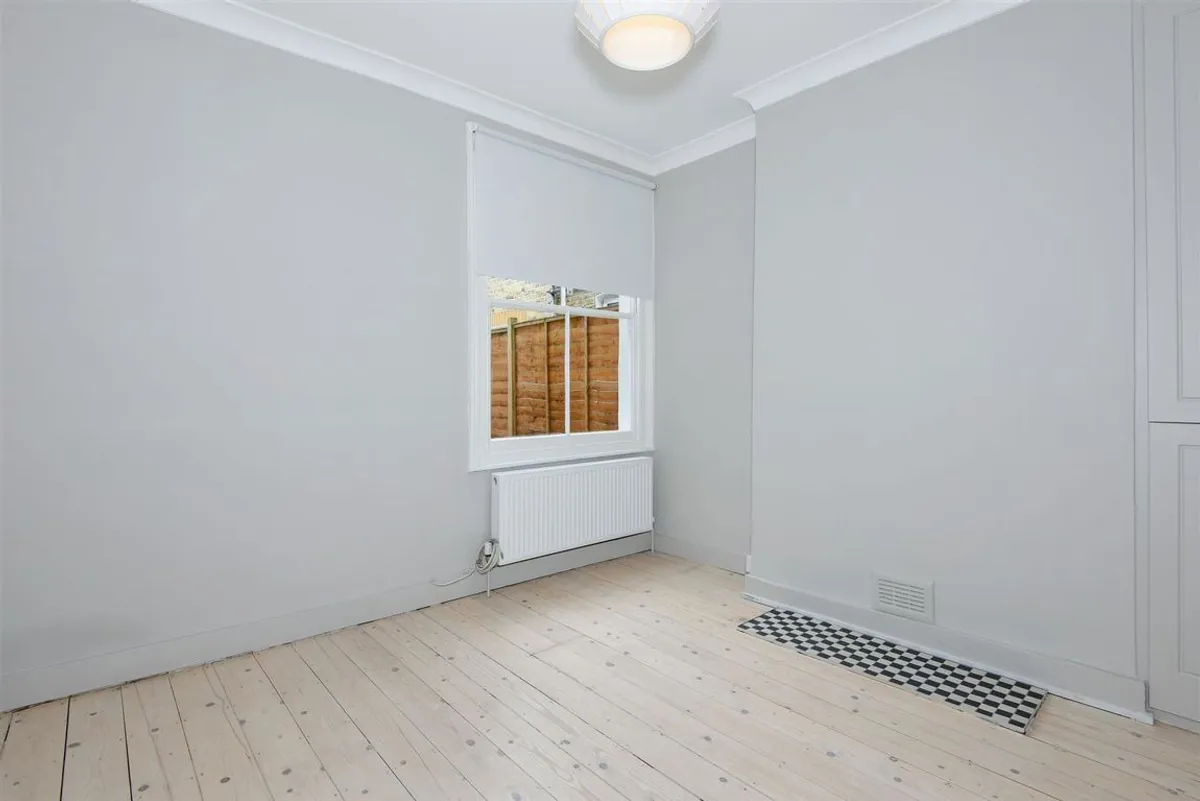 Flat Mellison Road in Greater London