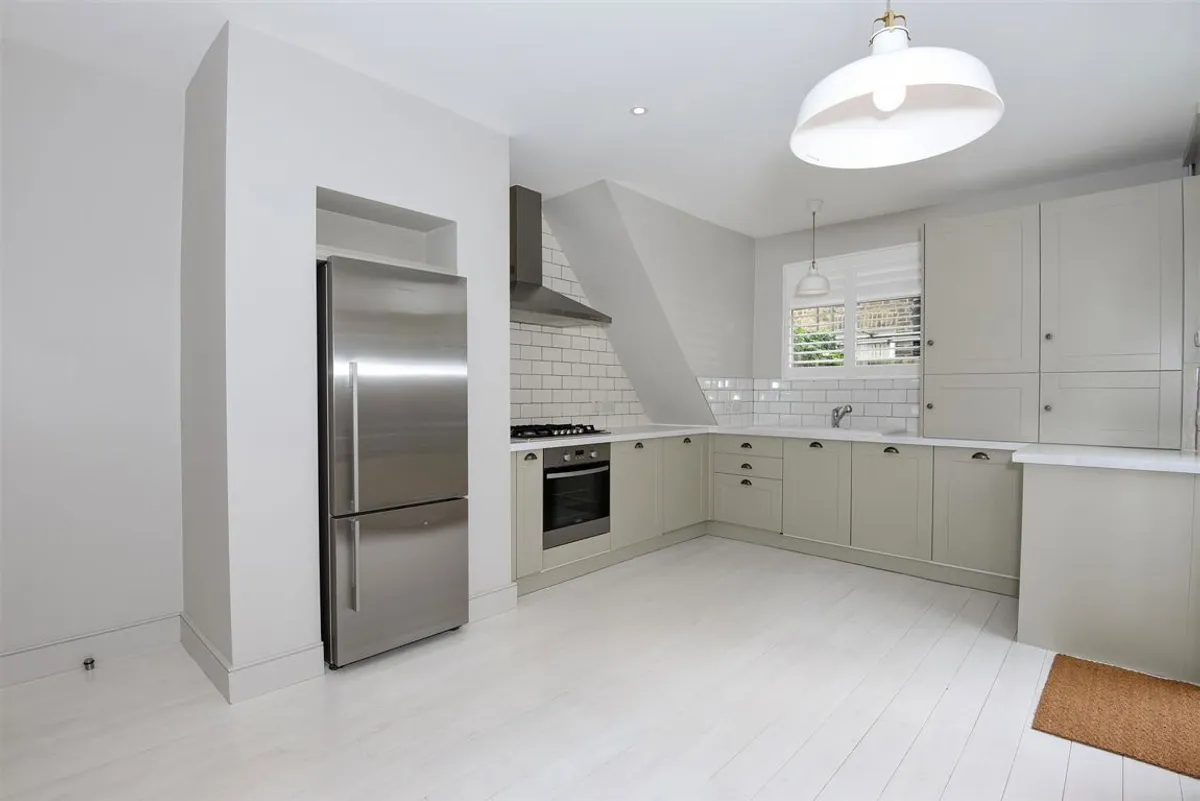 Flat Mellison Road in Greater London