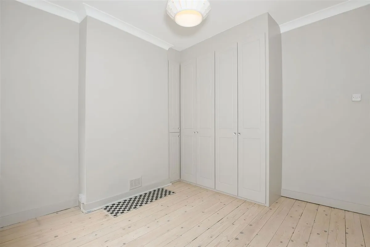 Flat Mellison Road in Greater London