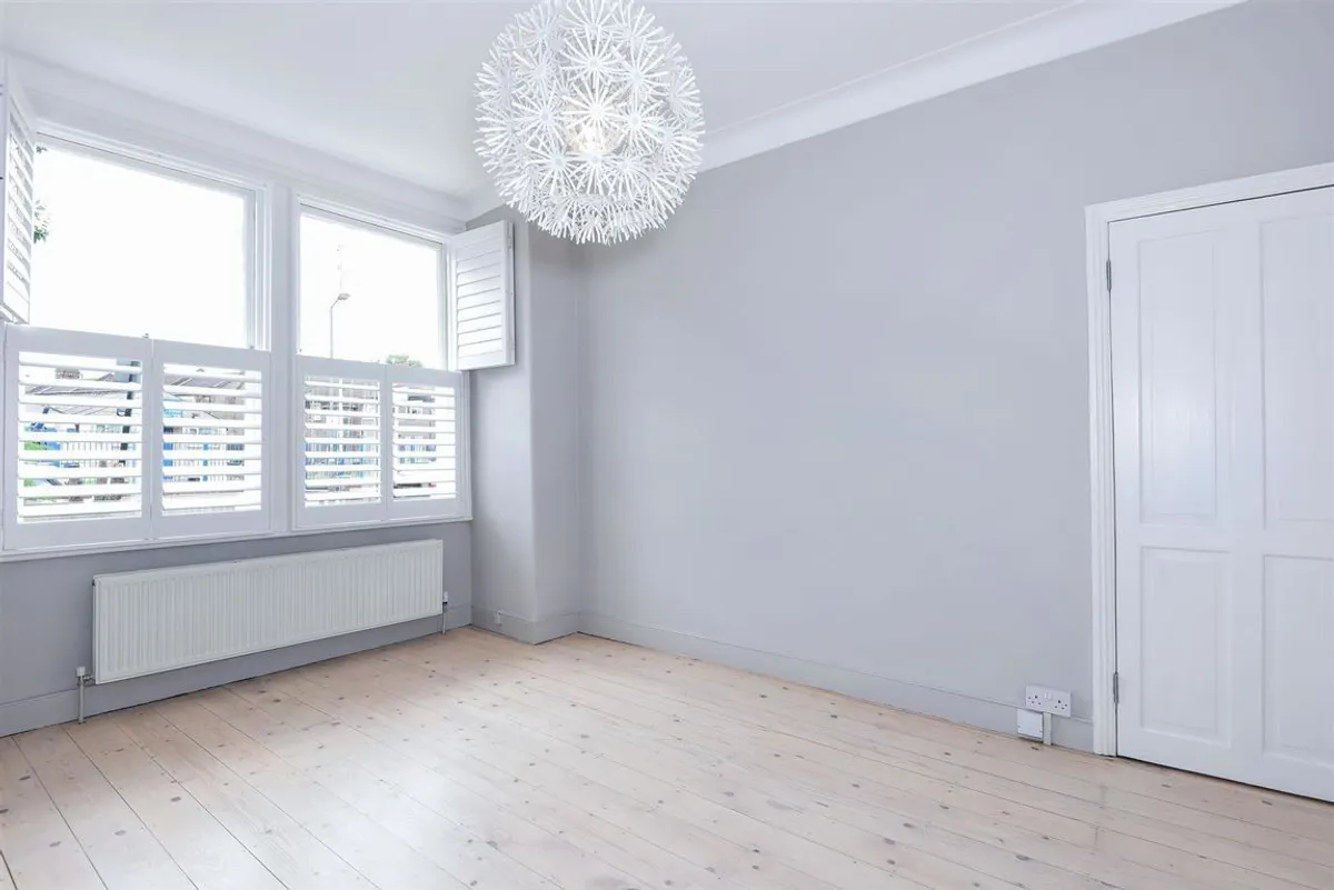 Flat Mellison Road in Greater London