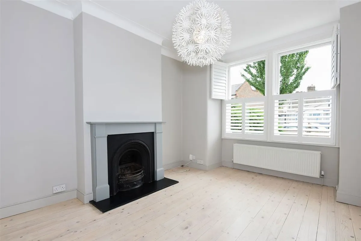 Flat Mellison Road in Greater London