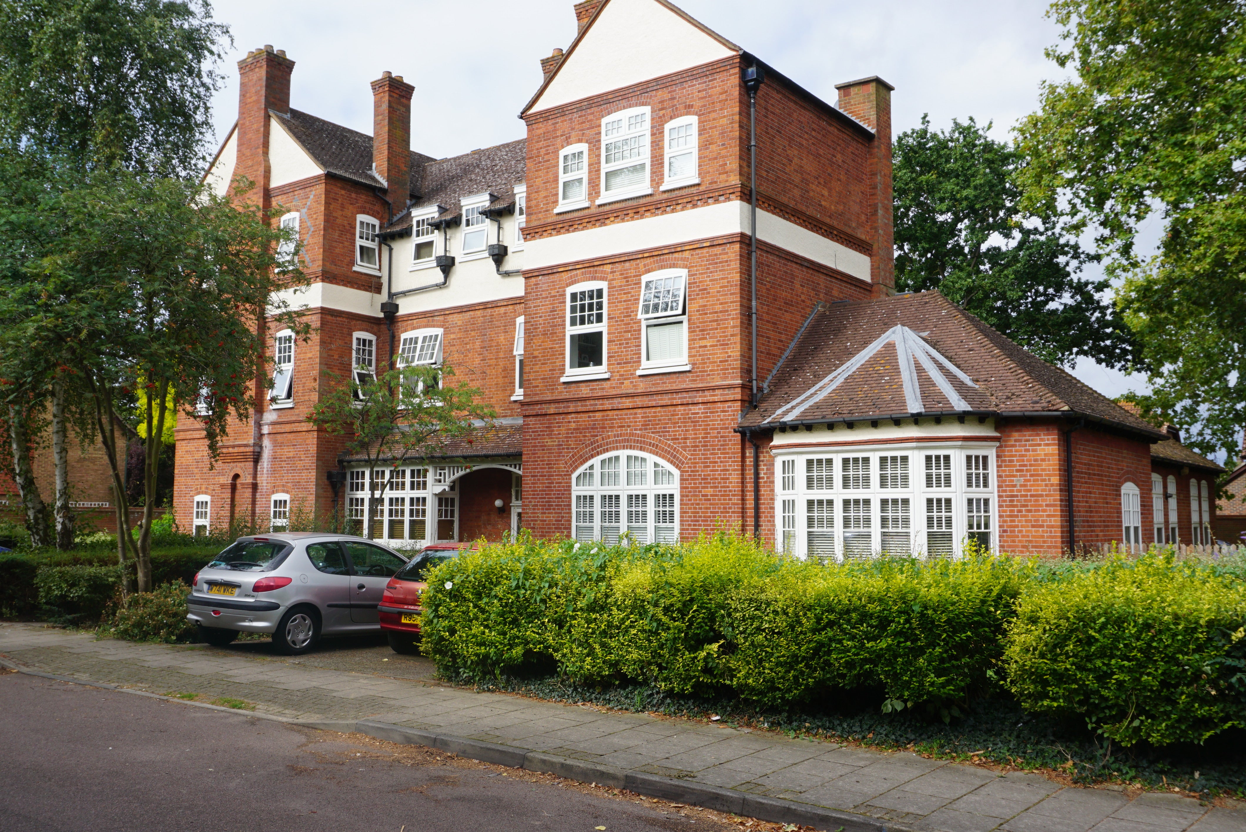 Flat Manor Road in Greater London