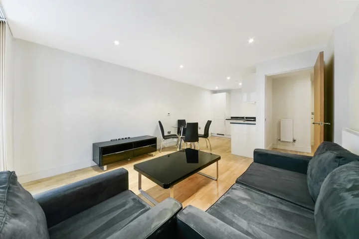 Flat Lanterns Way in Greater London