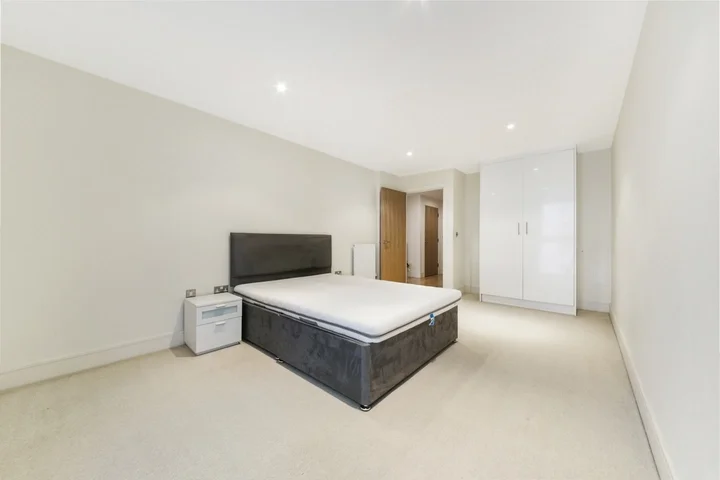 Flat Lanterns Way in Greater London