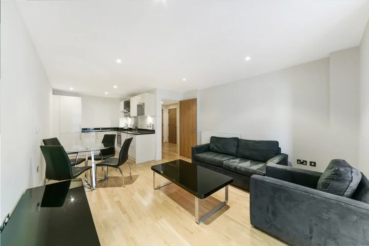 Flat Lanterns Way in Greater London