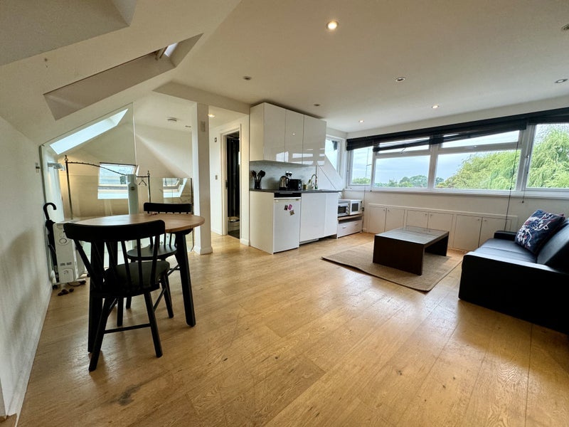 Flat Deansway in Greater London