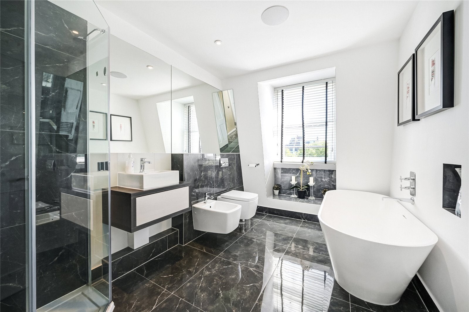 Flat Onslow Gardens in Greater London