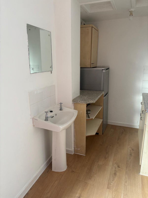 Room Station Road in Nottingham