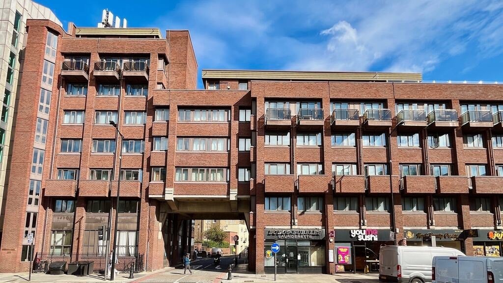 Flat Earl's Court Road in Greater London