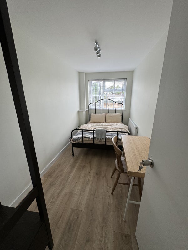 Room Maybank Road in Greater London