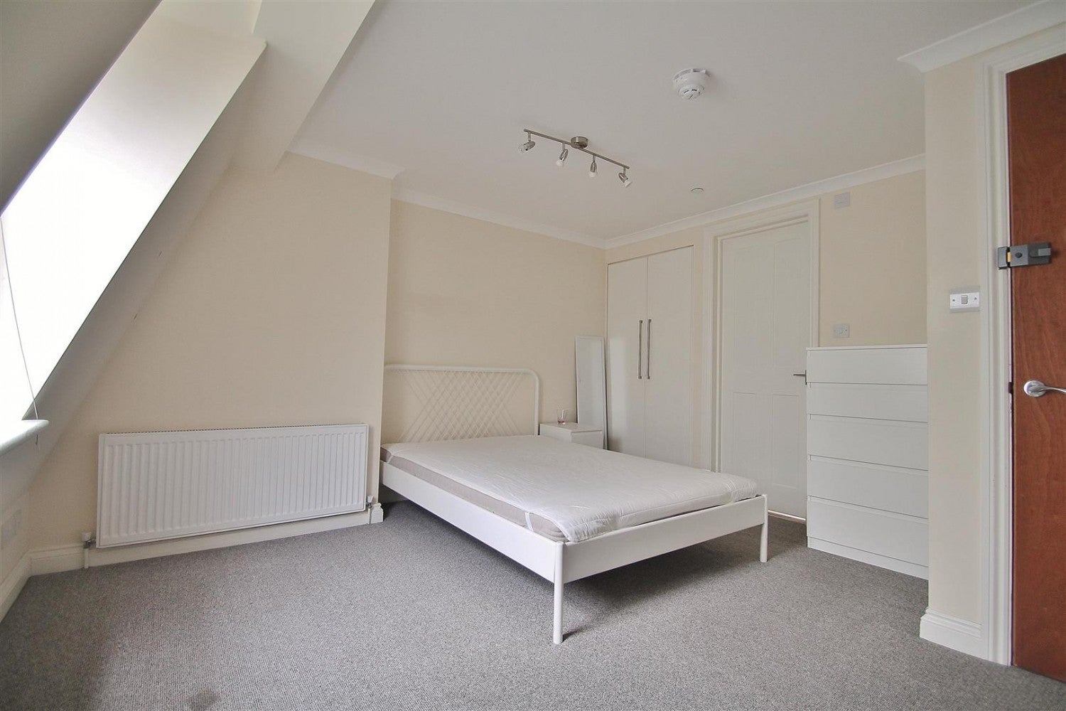 Flat Milton Place in Gravesham