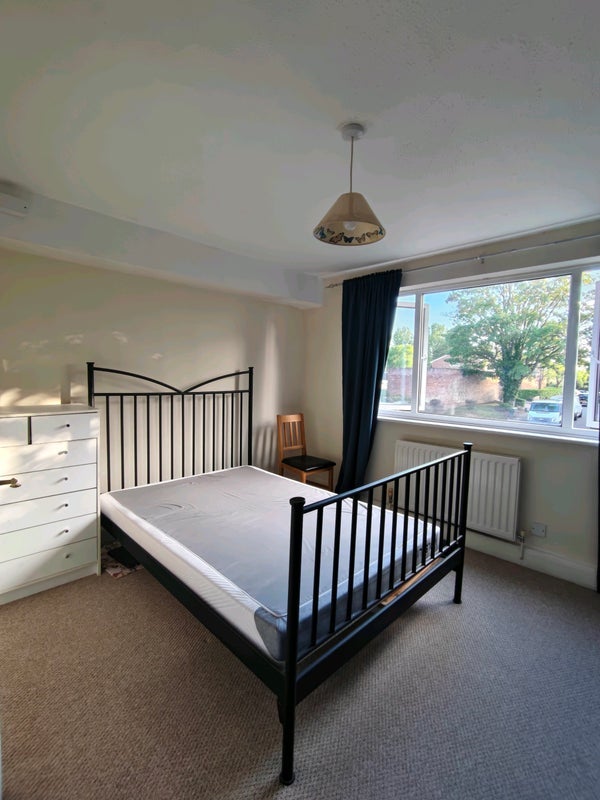 Room Dyke Drive in Greater London