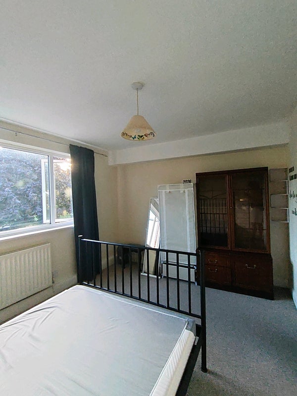 Room Dyke Drive in Greater London