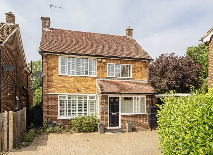 House Minsterley Avenue in Borough of Spelthorne