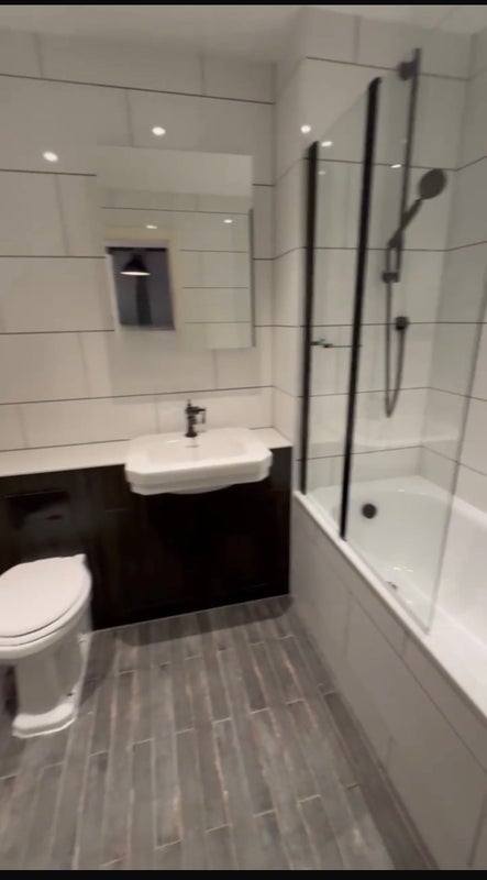 Room South Way in Greater London