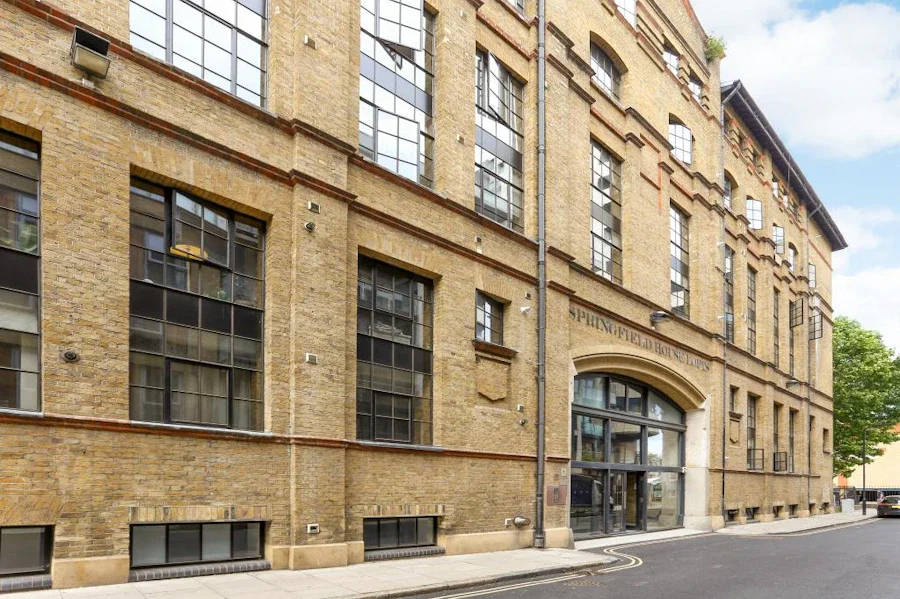 Flat Tyssen Street in London