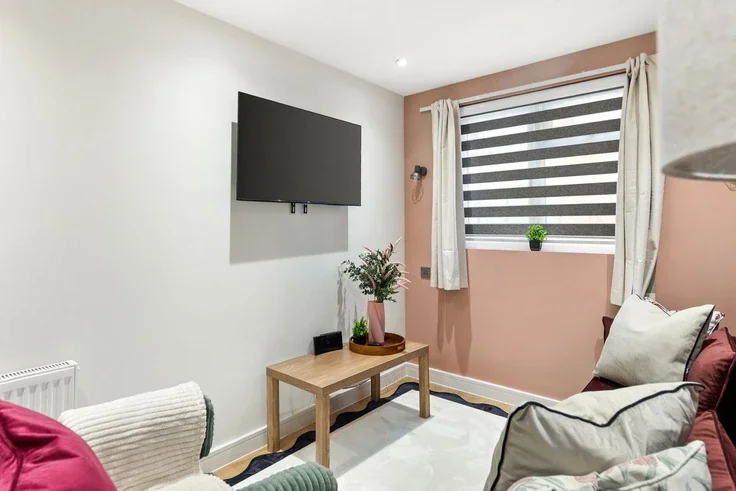 Flat Mackenzie Road in Greater London