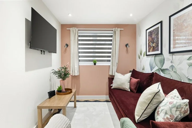 Flat Mackenzie Road in Greater London