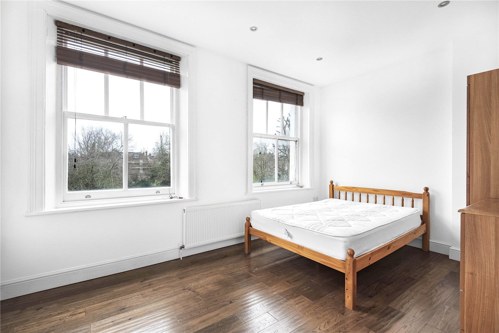 Flat Broadhurst Gardens in Greater London