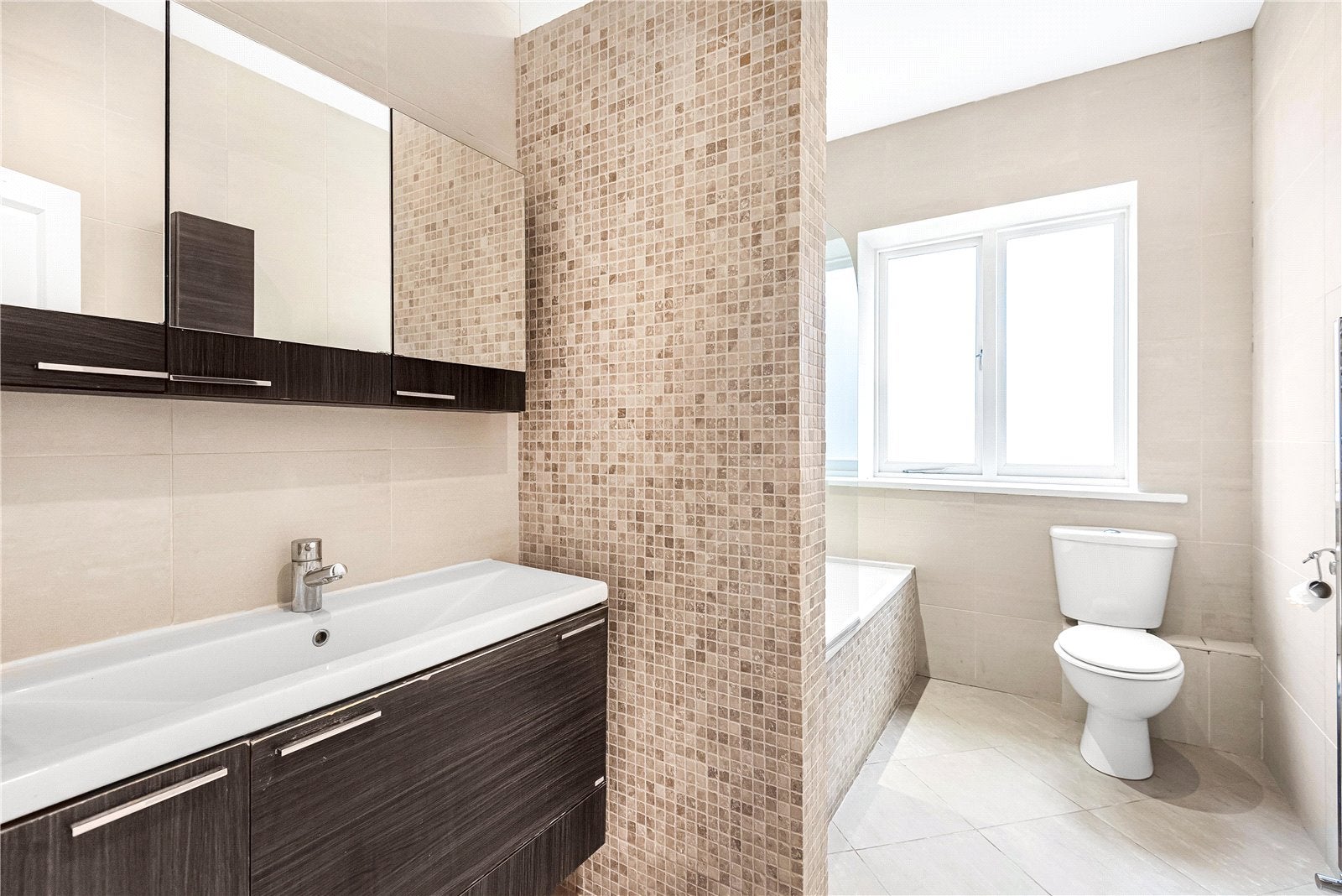 Flat Broadhurst Gardens in Greater London