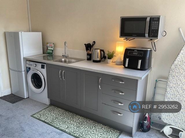 Room West Hill Road in Ryde