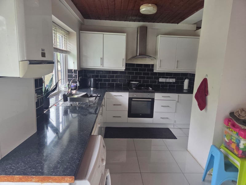 House Highcliffe Gardens in Greater London