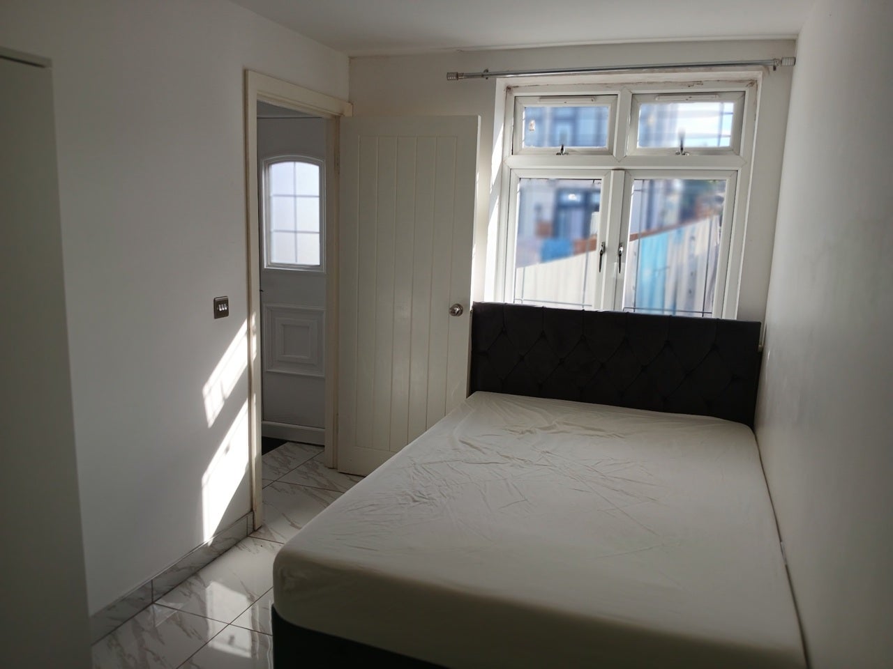 Flat Pinkwell Avenue in Greater London