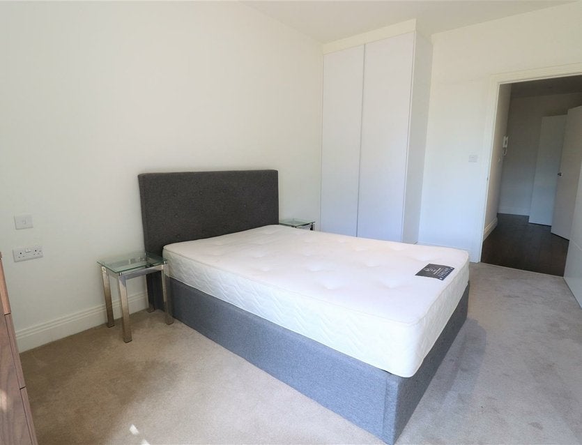 Flat Packetboat Lane in Greater London