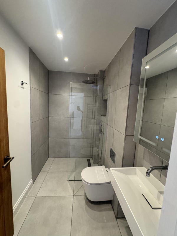Flat Courtlands Avenue in Greater London